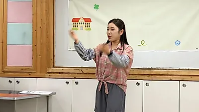 'Jecheolli Village Hall' Song Ga-in, Flustered in Front of Elementary Students? The Queen's Unexpected Charm
